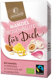KI generiert: Das Bild zeigt ein Glas mit eingelegtem Kürbis, auf dem ein Etikett mit der Aufschrift "Küche Höhenberg" angebracht ist. Der Hauptinhalt des Glases sind in Flüssigkeit eingelegte Kürbisstücke.