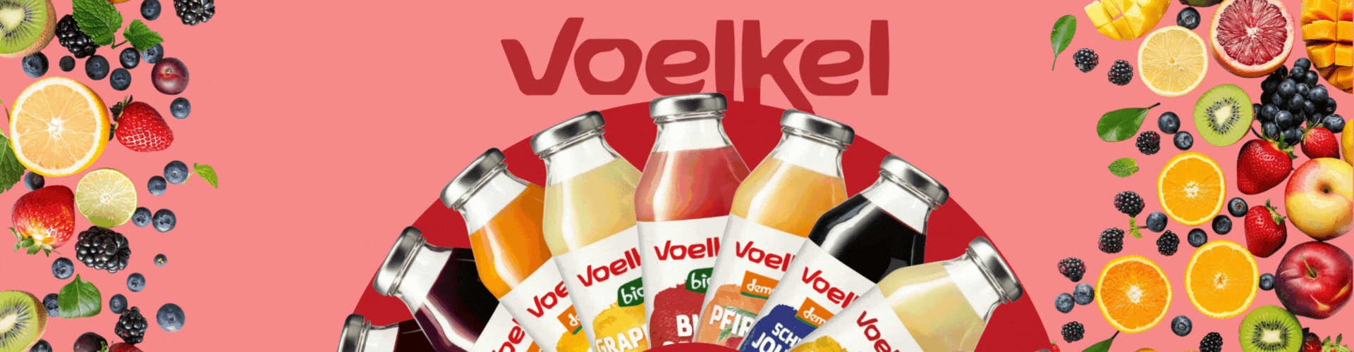 KI generiert: Das Bild zeigt mehrere Pastinaken, frische und in Scheiben geschnittene, auf einer hellen Holzoberfläche. Daneben liegen einige grüne Blätter zur Dekoration.