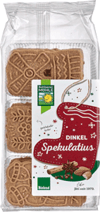 KI generiert: Das Bild zeigt eine Packung Dinkel-Spekulatius-Kekse in einer durchsichtigen Verpackung mit weihnachtlichem Etikett. Die Kekse sind detailliert mit traditionellen Mustern verziert.
