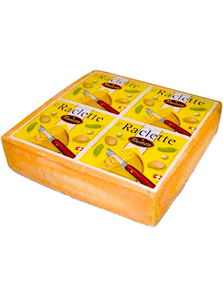 KI generiert: Das Bild zeigt einen großen, quadratischen Laib Raclette-Käse mit einer gelben Verpackung und einer Illustration von Käse, einem Messer und Kartoffeln. Der Käse ist bereit zur Verwendung für Raclette-Gerichte.