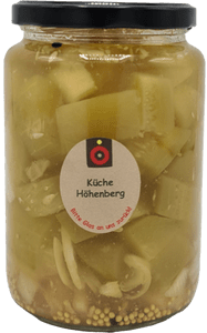 KI generiert: Das Bild zeigt ein Glas voller eingelegter Gurkenstücke mit Senfkörnern und Zwiebeln. Auf dem Glas befindet sich ein Etikett mit der Aufschrift "Küche Höhenberg".