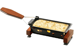 KI generiert: Das Bild zeigt einen Racletteofen mit einem Pfännchen, das geschmolzenen Käse enthält. Der Ofen hat einen Holzgriff und eine metallene Basis mit Löchern.