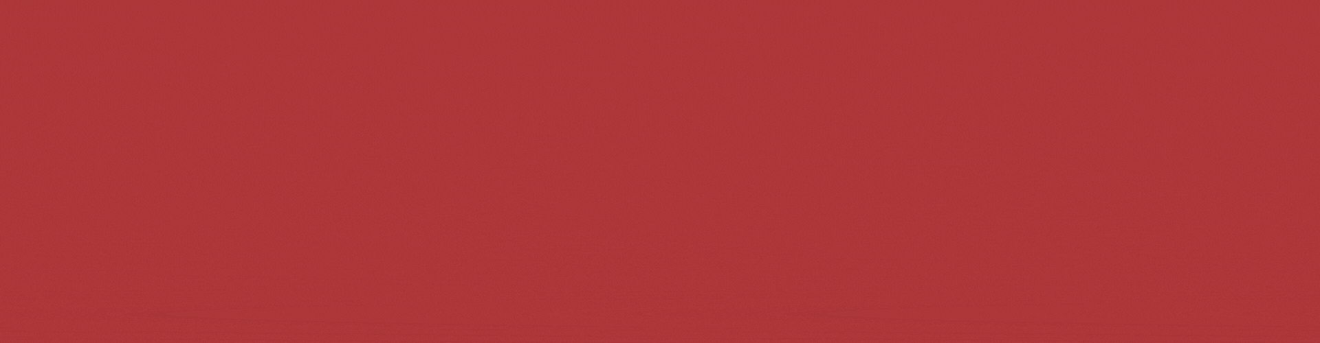 KI generiert: Das Bild zeigt mehrere Pastinaken, frische und in Scheiben geschnittene, auf einer hellen Holzoberfläche. Daneben liegen einige grüne Blätter zur Dekoration.