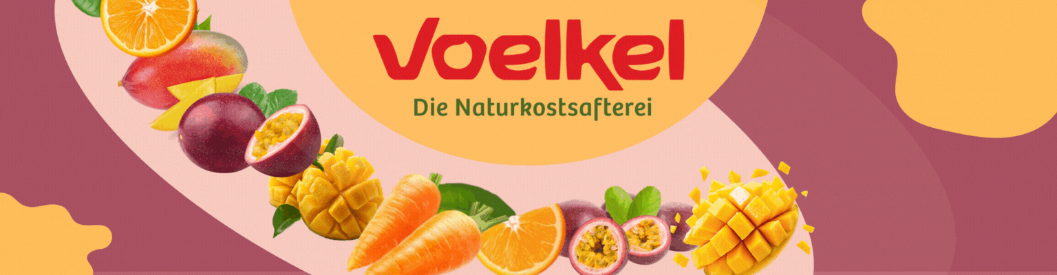 KI generiert: Das Bild zeigt mehrere Pastinaken, frische und in Scheiben geschnittene, auf einer hellen Holzoberfläche. Daneben liegen einige grüne Blätter zur Dekoration.