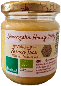 KI generiert: Das Bild zeigt ein Glas Löwenzahnhonig der Marke "Bienen Trax". Auf dem Etikett sind Informationen zur Herkunft, Menge und bio-zertifizierter Qualität des Produkts angegeben.