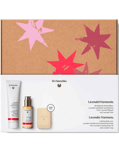 KI generiert: Das Bild zeigt ein Lavendel Harmonie Geschenkset von Dr. Hauschka, das aus drei Pflegeprodukten besteht. Oben ist eine dekorative Verpackung mit Sternmotiven zu sehen.