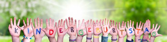 KI generiert: Das Bild zeigt das Logo der "Greensurance Stiftung", einer Stiftung für Mensch und Umwelt, mit dem Slogan "Wir sind MoorPate!". Es enthält ein grafisches Element einer Erdkugel mit einem Blatt.