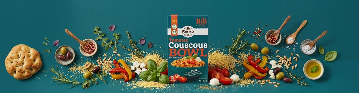 KI generiert: Das Bild zeigt mehrere Pastinaken, frische und in Scheiben geschnittene, auf einer hellen Holzoberfläche. Daneben liegen einige grüne Blätter zur Dekoration.