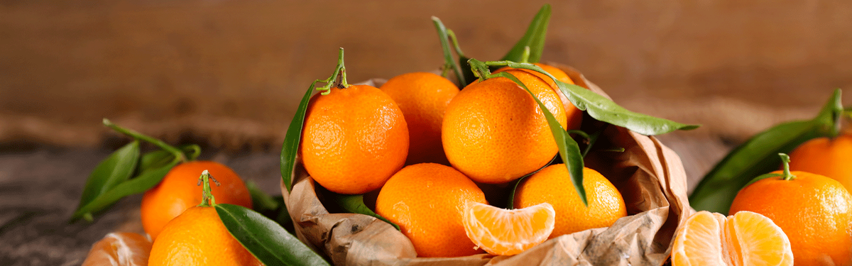 KI generiert: Das Bild zeigt mehrere Pastinaken, frische und in Scheiben geschnittene, auf einer hellen Holzoberfläche. Daneben liegen einige grüne Blätter zur Dekoration.