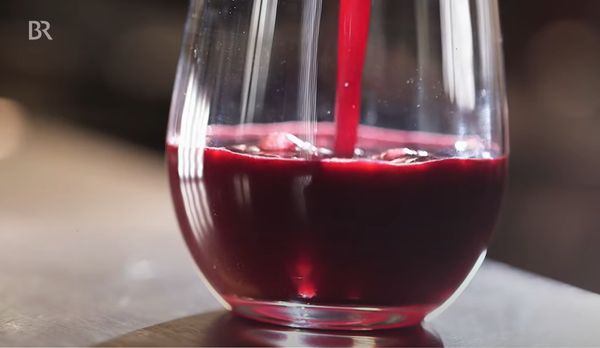 KI generiert: Das Bild zeigt einen Podcast-Player mit der Folge "Noch mehr knackiges Wurzelgemüse" aus der Serie "BIO für die Ohren". Auf der linken Seite sind Wurzeln im Boden zu sehen.