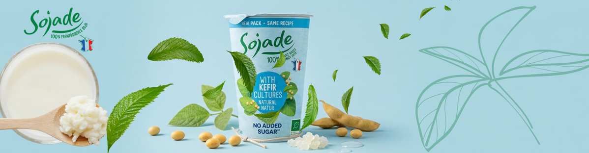 KI generiert: Das Bild zeigt mehrere Pastinaken, frische und in Scheiben geschnittene, auf einer hellen Holzoberfläche. Daneben liegen einige grüne Blätter zur Dekoration.