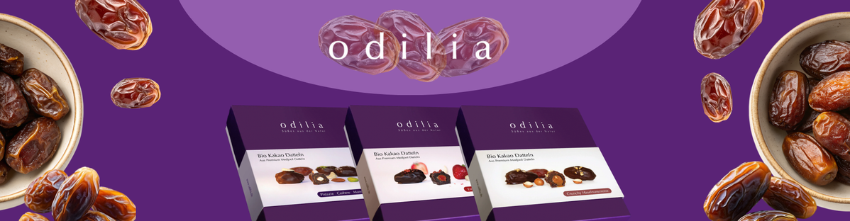 KI generiert: Das Bild zeigt mehrere Pastinaken, frische und in Scheiben geschnittene, auf einer hellen Holzoberfläche. Daneben liegen einige grüne Blätter zur Dekoration.