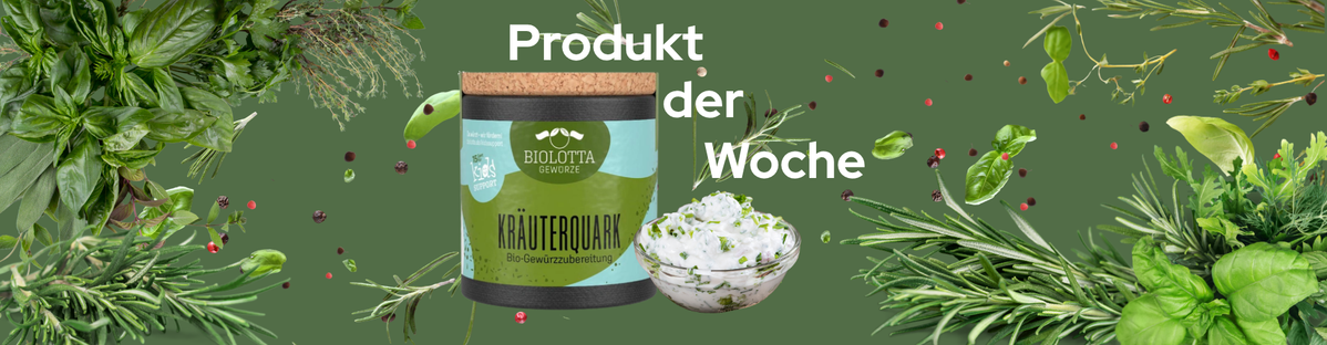 KI generiert: Das Bild zeigt mehrere Pastinaken, frische und in Scheiben geschnittene, auf einer hellen Holzoberfläche. Daneben liegen einige grüne Blätter zur Dekoration.