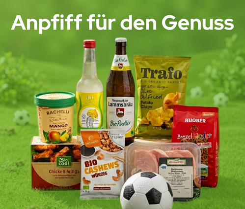 KI generiert: Eine Auswahl an Snacks und Getränken mit Fußball-Motiv. Text: "Anpfiff für den Genuss".