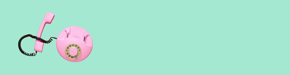 KI generiert: Ein pinkes, vintage Wählscheibentelefon vor einem mintgrünen Hintergrund.