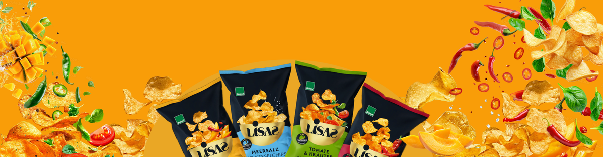 KI generiert: Das Bild zeigt mehrere Pastinaken, frische und in Scheiben geschnittene, auf einer hellen Holzoberfläche. Daneben liegen einige grüne Blätter zur Dekoration.