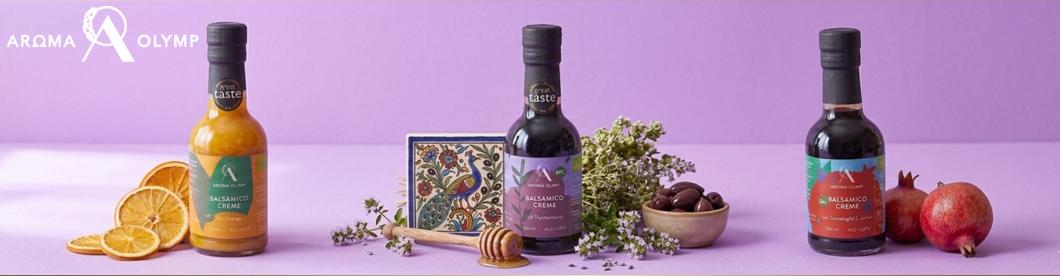 KI generiert: Das Bild zeigt mehrere Pastinaken, frische und in Scheiben geschnittene, auf einer hellen Holzoberfläche. Daneben liegen einige grüne Blätter zur Dekoration.