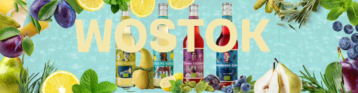 KI generiert: Das Bild zeigt mehrere Pastinaken, frische und in Scheiben geschnittene, auf einer hellen Holzoberfläche. Daneben liegen einige grüne Blätter zur Dekoration.