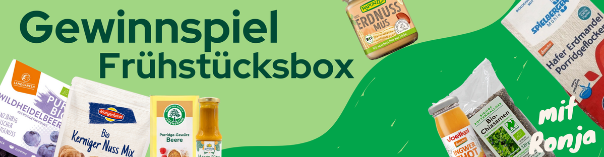 KI generiert: Das Bild zeigt mehrere Pastinaken, frische und in Scheiben geschnittene, auf einer hellen Holzoberfläche. Daneben liegen einige grüne Blätter zur Dekoration.