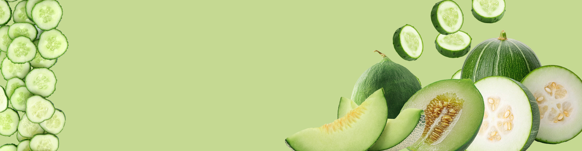 KI generiert: Das Bild zeigt mehrere Pastinaken, frische und in Scheiben geschnittene, auf einer hellen Holzoberfläche. Daneben liegen einige grüne Blätter zur Dekoration.