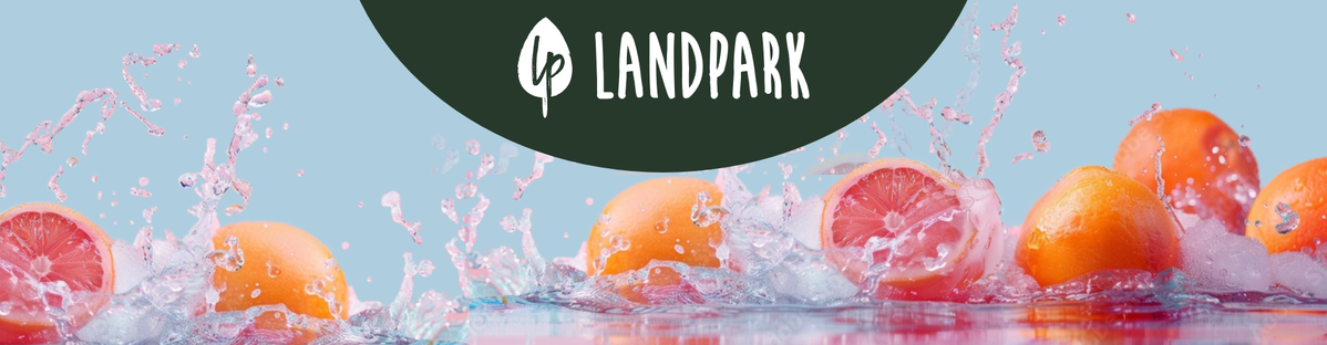 KI generiert: Das Bild zeigt mehrere Pastinaken, frische und in Scheiben geschnittene, auf einer hellen Holzoberfläche. Daneben liegen einige grüne Blätter zur Dekoration.