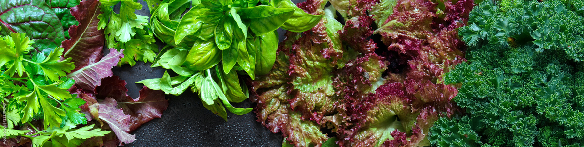 KI generiert: Das Bild zeigt mehrere Pastinaken, frische und in Scheiben geschnittene, auf einer hellen Holzoberfläche. Daneben liegen einige grüne Blätter zur Dekoration.