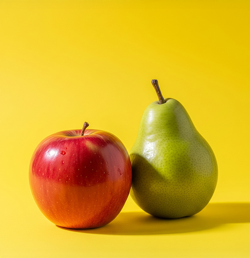 KI generiert: Ein roter Apfel und eine grüne Birne vor gelbem Hintergrund.