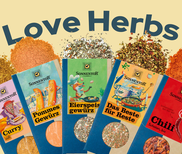 KI generiert: Es sind verschiedene Gewürzverpackungen von Sonnentor zu sehen. Text: "Love Herbs".