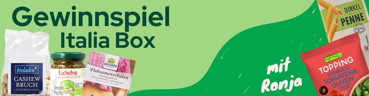 KI generiert: Das Bild zeigt mehrere Pastinaken, frische und in Scheiben geschnittene, auf einer hellen Holzoberfläche. Daneben liegen einige grüne Blätter zur Dekoration.