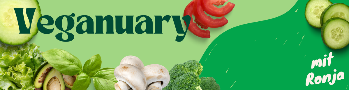 KI generiert: Das Bild zeigt mehrere Pastinaken, frische und in Scheiben geschnittene, auf einer hellen Holzoberfläche. Daneben liegen einige grüne Blätter zur Dekoration.