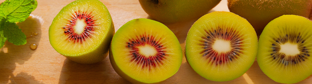 KI generiert: Geschnittene Kiwis auf einem Holzbrett, daneben ein Minzblatt.