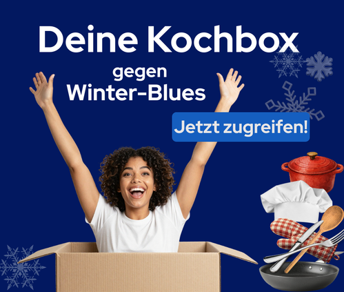 KI generiert: Frau jubelt in einer Kiste, umgeben von Küchenutensilien. Text: "Deine Kochbox gegen Winter-Blues. Jetzt zugreifen!"
