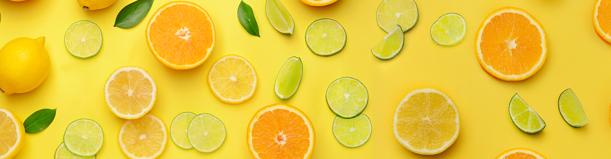 KI generiert: Zitrusfrüchte, darunter Orangen, Zitronen und Limetten, auf gelbem Hintergrund mit grünen Blättern.