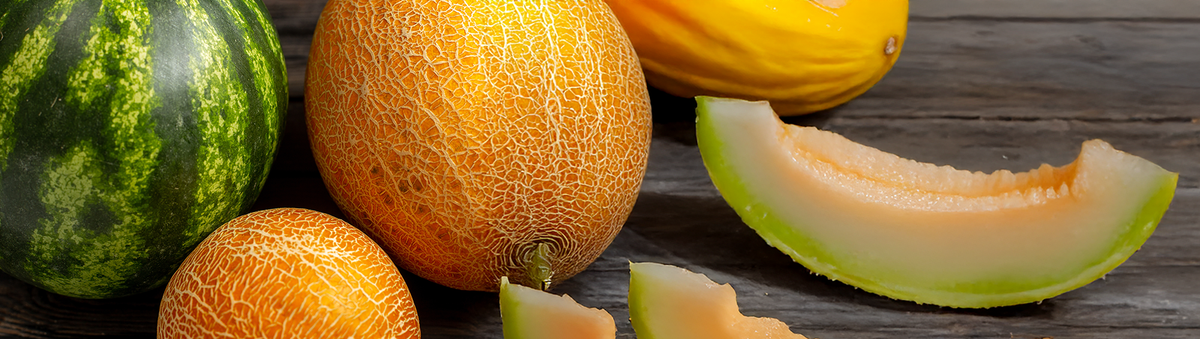 KI generiert: Das Bild zeigt mehrere Pastinaken, frische und in Scheiben geschnittene, auf einer hellen Holzoberfläche. Daneben liegen einige grüne Blätter zur Dekoration.