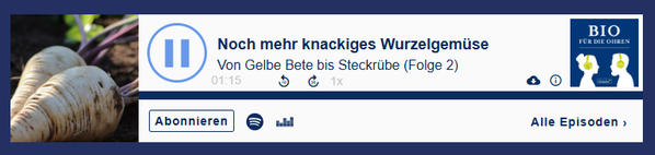 KI generiert: Das Bild zeigt einen Podcast-Player mit der Folge "Noch mehr knackiges Wurzelgemüse" aus der Serie "BIO für die Ohren". Auf der linken Seite sind Wurzeln im Boden zu sehen.