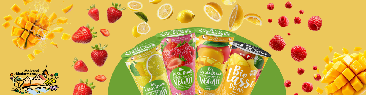 KI generiert: Das Bild zeigt mehrere Pastinaken, frische und in Scheiben geschnittene, auf einer hellen Holzoberfläche. Daneben liegen einige grüne Blätter zur Dekoration.