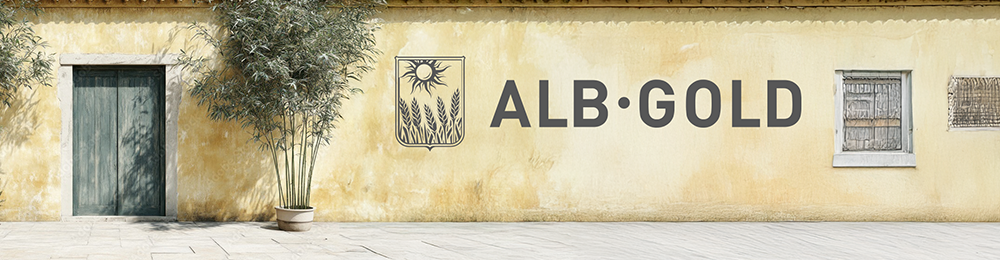 KI generiert: Das Bild zeigt mehrere Pastinaken, frische und in Scheiben geschnittene, auf einer hellen Holzoberfläche. Daneben liegen einige grüne Blätter zur Dekoration.