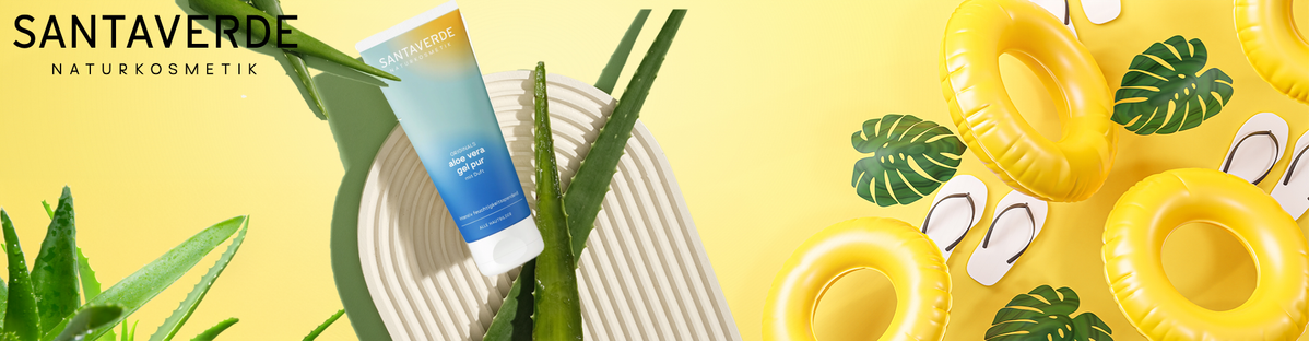 KI generiert: Das Bild zeigt mehrere Pastinaken, frische und in Scheiben geschnittene, auf einer hellen Holzoberfläche. Daneben liegen einige grüne Blätter zur Dekoration.