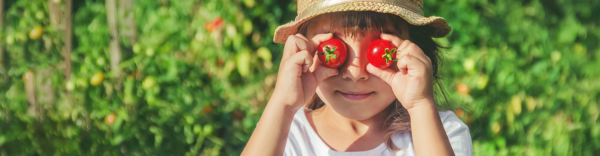 Kind Tomaten auf den Augen