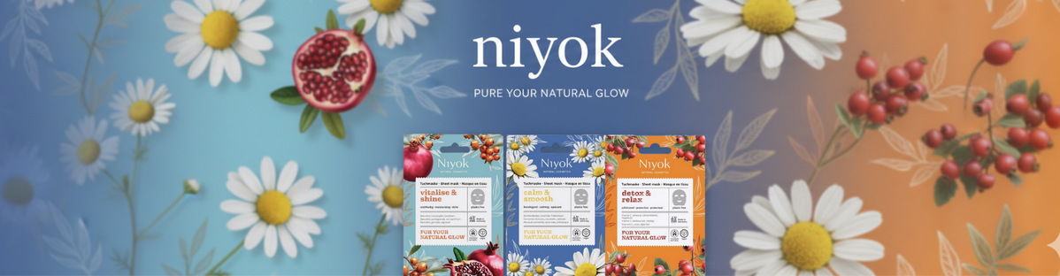 KI generiert: Das Bild zeigt mehrere Pastinaken, frische und in Scheiben geschnittene, auf einer hellen Holzoberfläche. Daneben liegen einige grüne Blätter zur Dekoration.