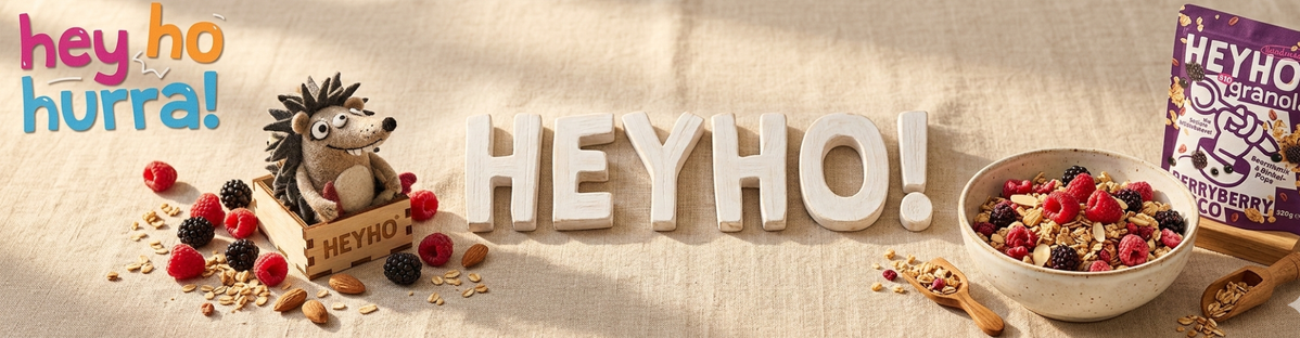 KI generiert: Das Bild zeigt mehrere Pastinaken, frische und in Scheiben geschnittene, auf einer hellen Holzoberfläche. Daneben liegen einige grüne Blätter zur Dekoration.