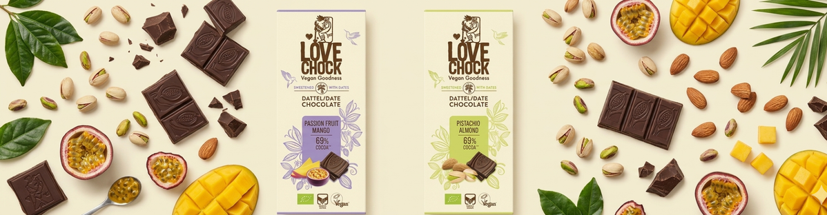 KI generiert: Das Bild zeigt mehrere Pastinaken, frische und in Scheiben geschnittene, auf einer hellen Holzoberfläche. Daneben liegen einige grüne Blätter zur Dekoration.