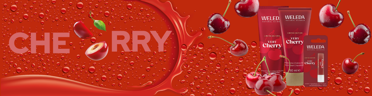 KI generiert: Das Bild zeigt mehrere Pastinaken, frische und in Scheiben geschnittene, auf einer hellen Holzoberfläche. Daneben liegen einige grüne Blätter zur Dekoration.