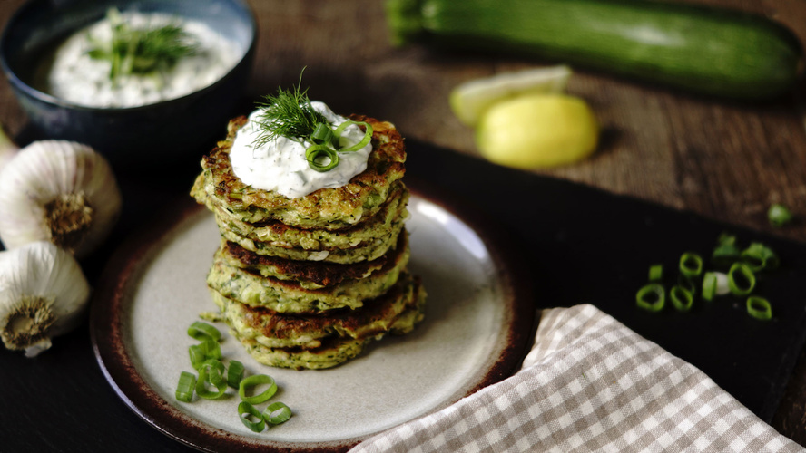 Rezeptbild für Zucchini-Puffer mit Tsatsiki