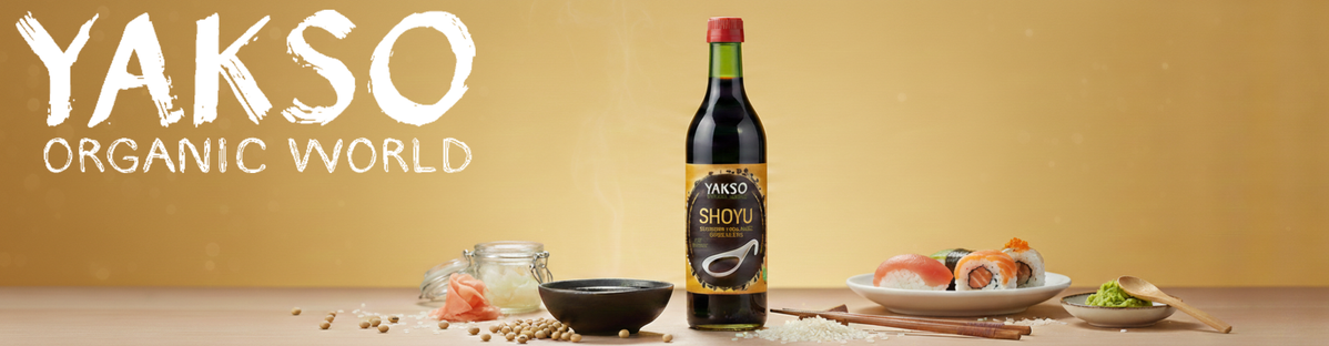 KI generiert: Das Bild zeigt mehrere Pastinaken, frische und in Scheiben geschnittene, auf einer hellen Holzoberfläche. Daneben liegen einige grüne Blätter zur Dekoration.