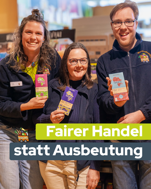 KI generiert: Drei Personen präsentieren Fair-Trade-Produkte. Text: "Fairer Handel statt Ausbeutung".
