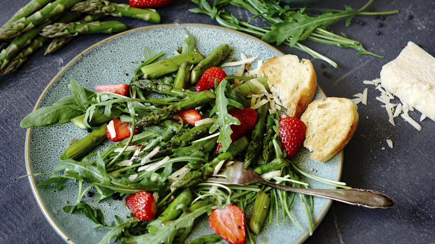 Rezeptbild für Spargel-Erdbeer-Salat mit Rucola