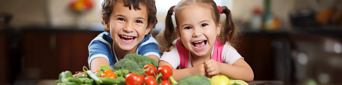 KI generiert: Zwei Kinder lachen fröhlich in die Kamera, während sie von frischem Gemüse umgeben sind. Der Hauptinhalt des Bildes zeigt eine positive und gesunde Einstellung zum Essen.