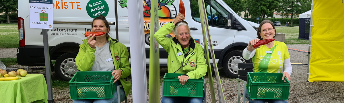 KI generiert: Das Bild zeigt sieben Frauen in gelben Trikots, die in Startposition an einem Rennen teilnehmen wollen. Sie stehen auf einer asphaltierten Fläche und lächeln in die Kamera.