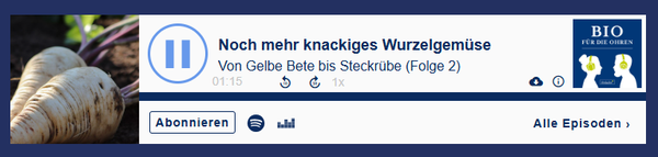 KI generiert: Das Bild zeigt einen Podcast-Player mit der Folge "Noch mehr knackiges Wurzelgemüse" aus der Serie "BIO für die Ohren". Auf der linken Seite sind Wurzeln im Boden zu sehen.
